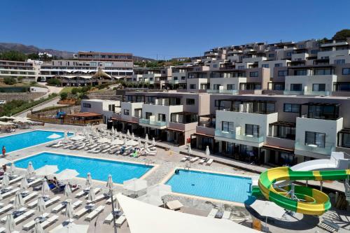 einen Luftblick auf ein Resort mit einem Pool in der Unterkunft Atlantica Mikri Poli Crete in Makry Gialos