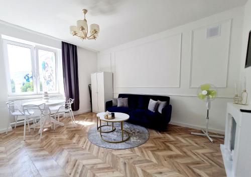 uma sala de estar com um sofá e uma mesa em Sun and holidays apartament Abrahama em Gdynia