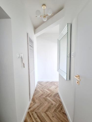 korytarz z drzwiami i oknem w obiekcie Sun and holidays apartament Abrahama w mieście Gdynia