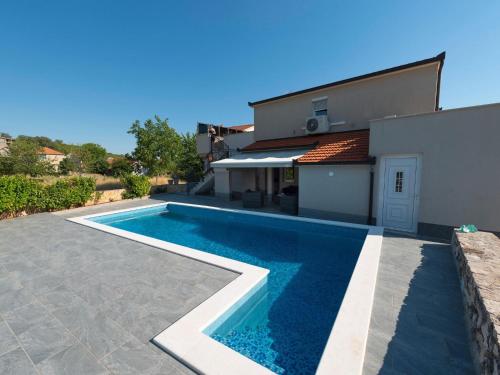 uma piscina em frente a uma casa em Fantastic villa in Ugljane with private pool em Ugljane