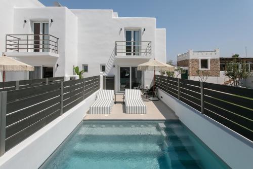 une villa avec une piscine et une maison dans l'établissement Amelia villas Naxos, à Naxos Chora