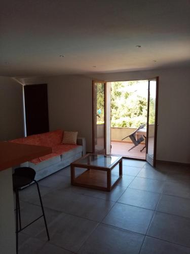Afa的住宿－Villa maquis，带沙发和玻璃桌的客厅