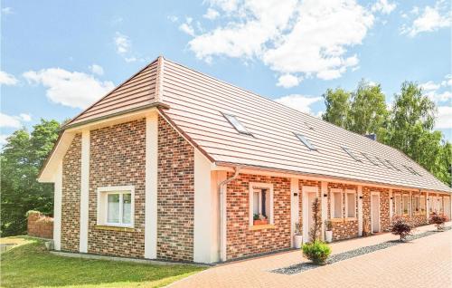 a small brick building with a roof at Pet Friendly Apartment in Zahren