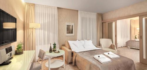 a hotel room with a bed and a television at Columna Medica in Łask