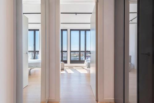 pasillo con vistas a la sala de estar en easyhomes-Central Tower en Milán