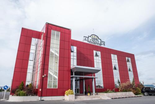 um edifício vermelho com um sinal em cima dele em Hotel Alinalex - Paradisul Acvatic em Brasov