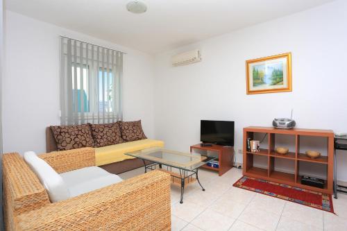Apartments with swimming pool Mastrinka, Ciovo - 11717