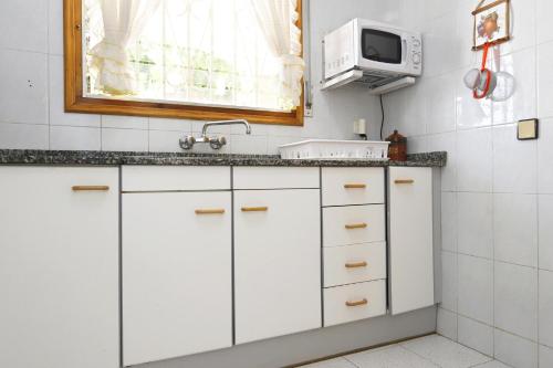 A kitchen or kitchenette at AT096 Piscina privada, barbacoa, wifi, 900m de la playa
