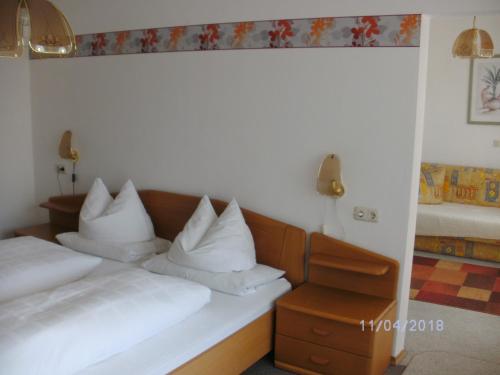 a bedroom with two beds with white pillows at Lallinger Hof in Lalling