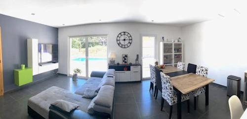 Χώρος καθιστικού στο Jolie maison de 110 m 2, pour 6 personnes, au calme, avec piscine