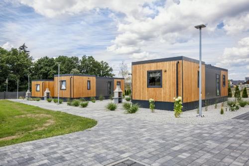 a row of tiny houses in a park at Wichrowe Wzgórze Lark House in Kudowa-Zdrój