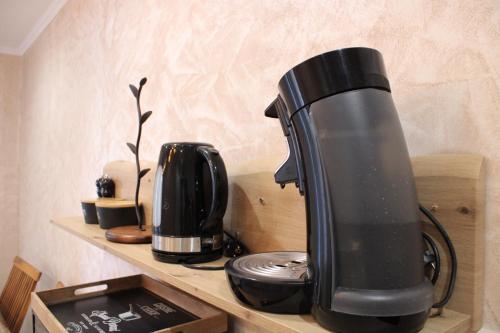 eine Kaffeemaschine auf der Küchentheke in der Unterkunft Maison privative SPA Jacuzzi Sauna Salle de jeux in Weitbruch