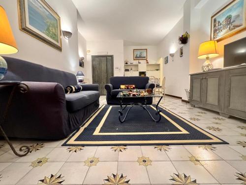 sala de estar con sofá y mesa en Arco Apartment - Vietri sul Mare, en Vietri