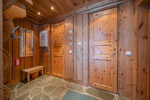 レヴィにあるLevillas Martinmutka A & Bの木製のパネルの壁と木製のドアが特徴の客室