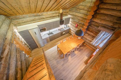 an overhead view of a dining room and kitchen in a log cabin at Levillas Martinmutka A & B in Levi