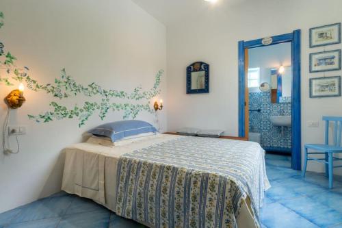 a bedroom with a bed and a bathroom with a sink at Sogno Mediterraneo Pula Sardegna villa a soli 300 mt dal mare in Porto Columbu - Perdʼe Sali