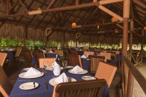 ein Esszimmer mit einem blauen Tisch und Stühlen in der Unterkunft Cabañas Tequendama Playa Arrecifes Parque Tayrona in El Zaino