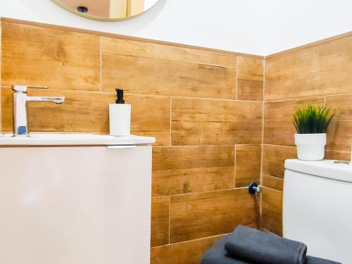 een badkamer met een toilet en een wastafel bij Green Palms Holiday Home in Playa del Inglés