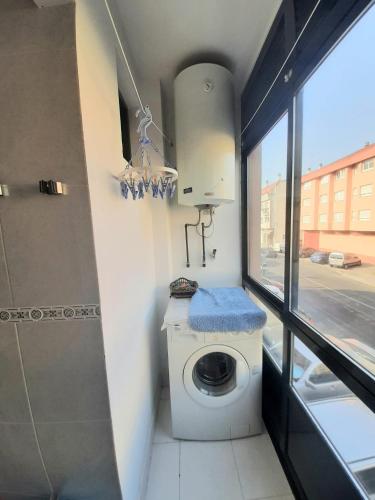 ein Bad mit WC in einem Zimmer mit Fenster in der Unterkunft Loyos - Playa Grande Miño in Miño