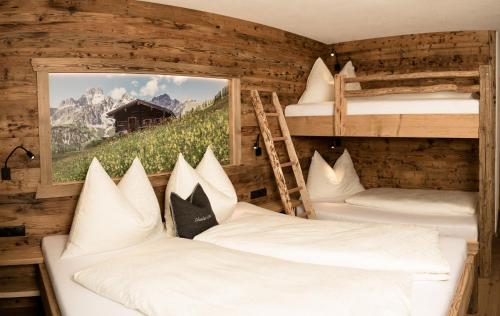 - une chambre avec 3 lits superposés dans une cabine dans l'établissement Chalet Eben, à Eben im Pongau