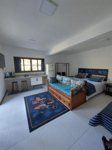 a large bedroom with a bed and a rug at Lumiar Eco Lodge - Chalé Telhado Verde in Nova Friburgo