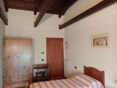 GarlascoにあるAgriturismo Raimondi Cominesi Amilcareのベッドルーム1室(ベッド1台、テーブル、椅子付)