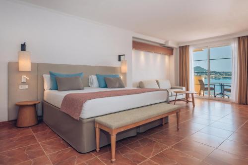 - une chambre avec un grand lit et un balcon dans l'établissement Iberostar Selection Jardín del Sol Suites - Adults Only, à Santa Ponsa