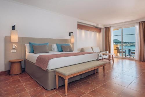 ein Schlafzimmer mit einem großen Bett und einem Balkon in der Unterkunft Iberostar Selection Jardín del Sol Suites - Adults Only in Santa Ponsa