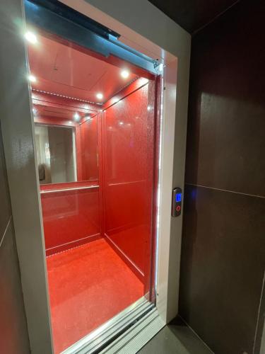 y baño con ducha y puerta roja. en Venice Hub, en Mestre