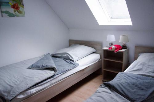 a bedroom with two twin beds and a window at Ferienhaus Paula in Hooksiel