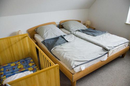 een slaapkamer met een bed en een wieg bij Ferienwohnung Janto in Hooksiel