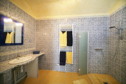 Bilik mandi di Maison d'Hôtes Ferme d'Issonges B&B