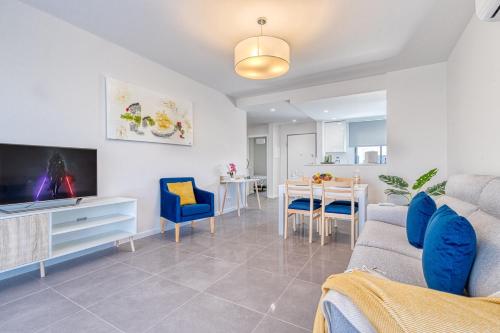 Lovely 2 Bedroom Apartments in Albur Village Lote A with Pool View