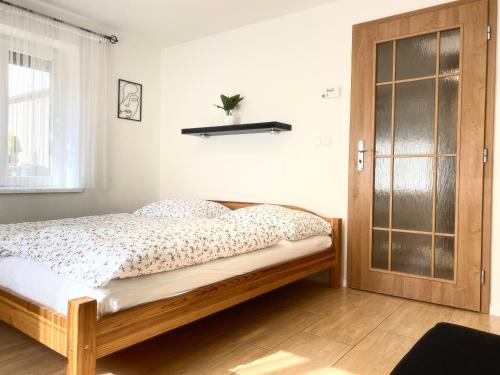 Posteľ alebo postele v izbe v ubytovaní Plně vybavený apartmán na úpatí Jizerských hor