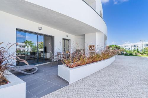 Lovely 2 Bedroom Apartments in Albur Village Lote A with Pool View