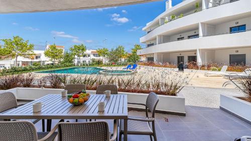 Lovely 2 Bedroom Apartments in Albur Village Lote A with Pool View