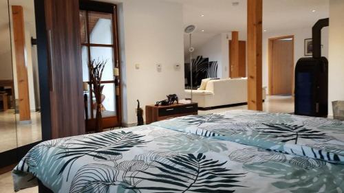 1 dormitorio con 1 cama con manta azul y blanca en Ferienwohnung Waldweg, en Grafenwiesen