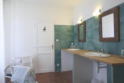 a bathroom with a sink and a mirror at Gites Les Vents Bleus in Donnazac