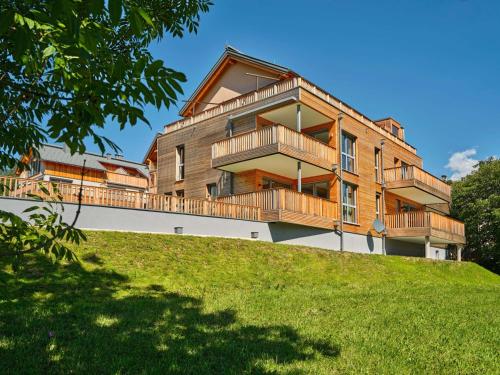 a building on top of a hill with a yard at Adler Lodge D1 by AA Holiday Homes in Tauplitz