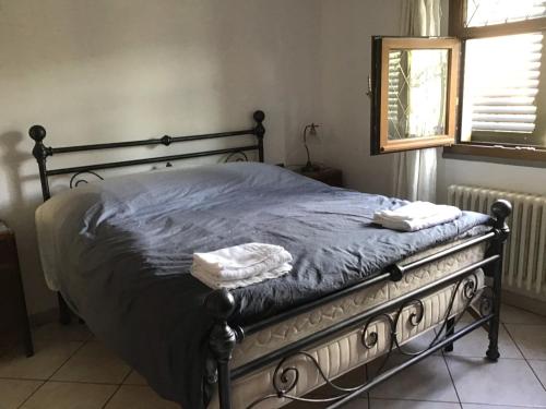 - un lit avec 2 serviettes dans une chambre dans l'établissement Casa Tre Fontane, à Monsummano