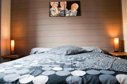 sypialnia z niebiesko-białym łóżkiem z 2 lampami w obiekcie Villa Volcan w mieście Le Tampon