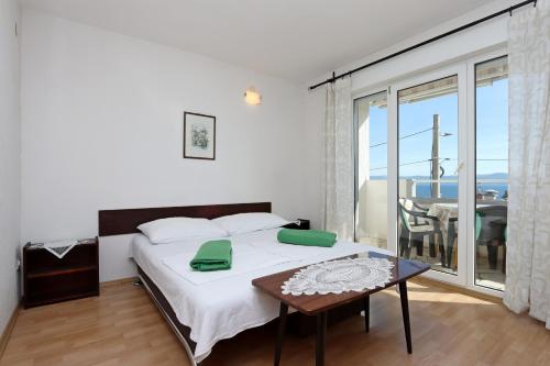 Posteľ alebo postele v izbe v ubytovaní Apartments with a parking space Crikvenica - 12592