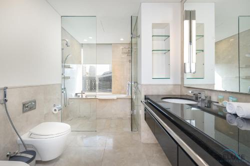 Koupelna v ubytování Spacious Studio in The Address Residences Dubai Marina by Deluxe Holiday Homes