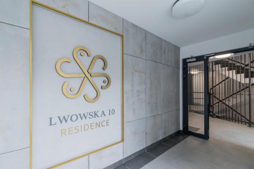 um sinal na parede de um edifício com uma escada em Lwowska 10 Residence Apartment Cracow em Cracóvia