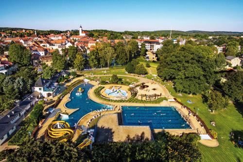 - une vue aérienne sur un parc avec des toboggans dans l'établissement Logis L Auberge Gutshof, à Bischofswerda