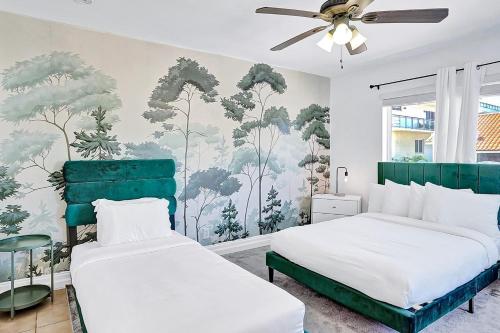 um quarto com 2 camas e um mural de árvores em Walk to Dania Beach Holiday Retreat Miami Pool em Dania Beach