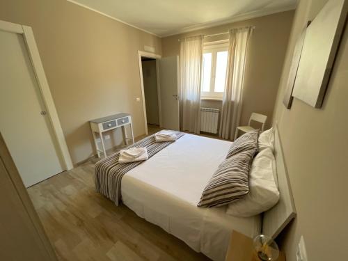 A bed or beds in a room at VILLA "Lago Blu" vista lago di Bracciano, con vasca idromassaggio esterna