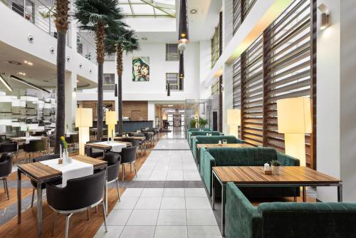 Reštaurácia alebo iné gastronomické zariadenie v ubytovaní Hotel Moderno Poznań