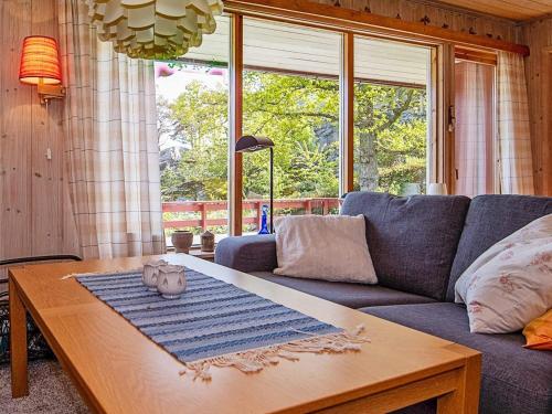 sala de estar con sofá azul y mesa en Holiday home Sandefjord II en Sandefjord