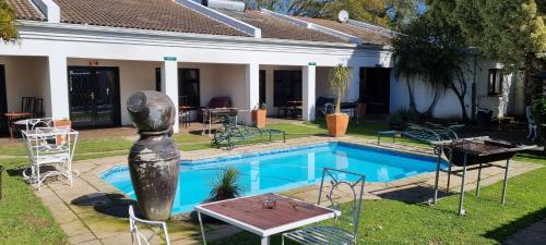 Piscina en o cerca de B My Guest